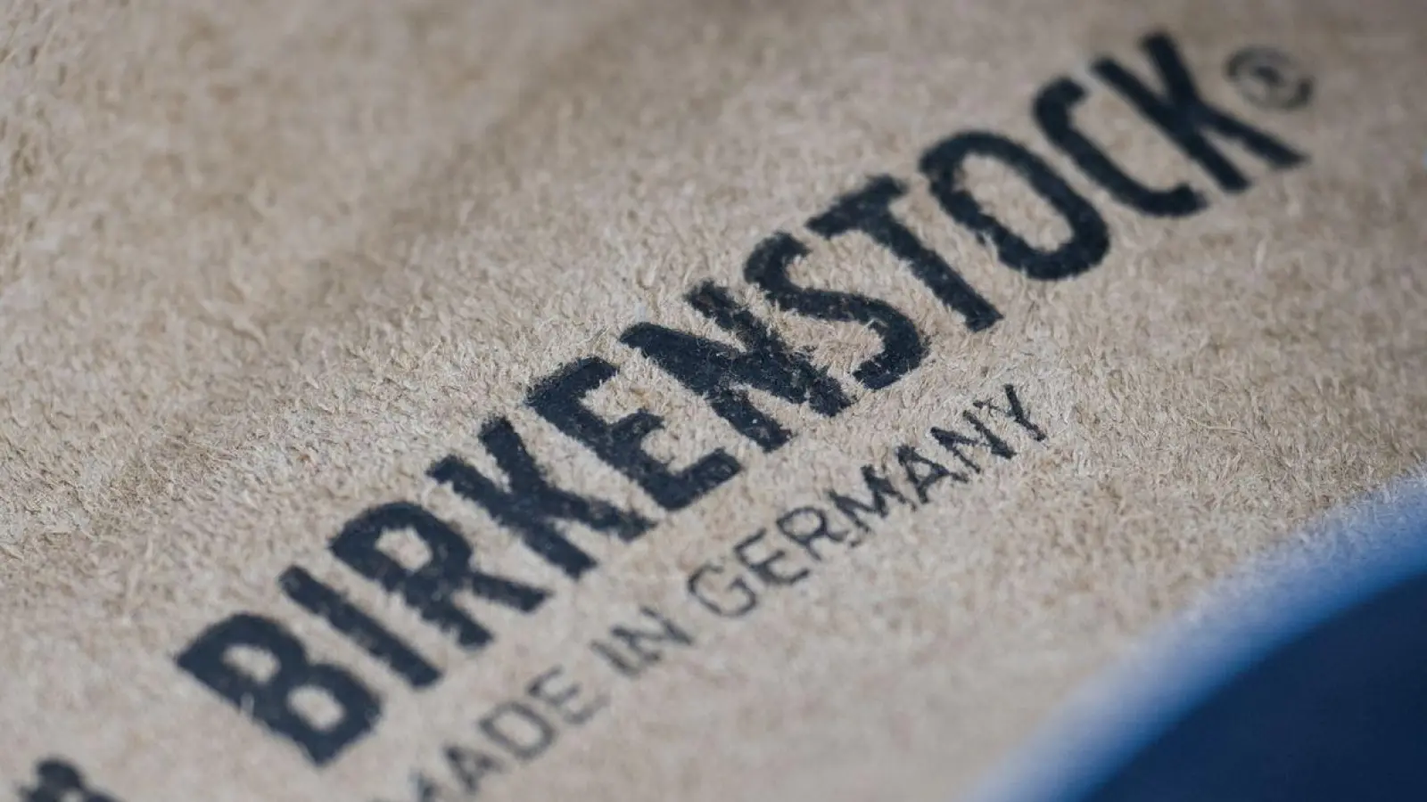 Birkenstock war Anfang Oktober an die Börse in New York gegangen. (Foto: Sebastian Gollnow/dpa)