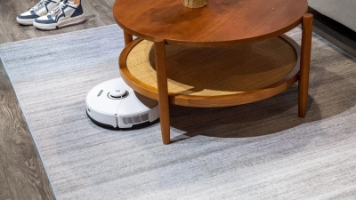 Runde Sache - wenn der Saug-Wisch-Roboter unter den Möbeln durchkommt. (Foto: Zacharie Scheurer/dpa-tmn)