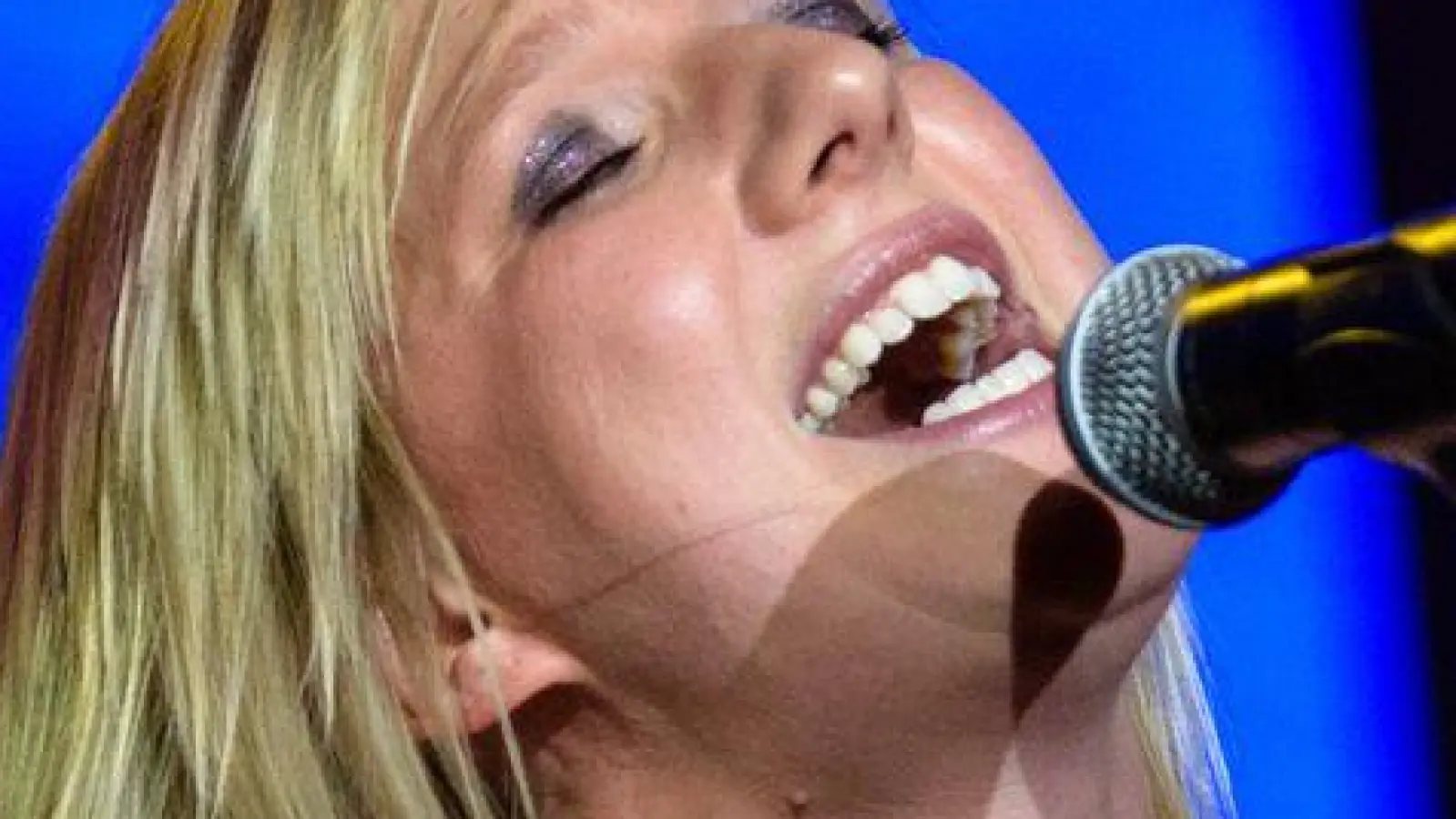 Claudia Koreck hat ihre erste Gitarre an Weihnachten erhalten. (Archivbild) (Foto: picture alliance / Matthias Balk/dpa)