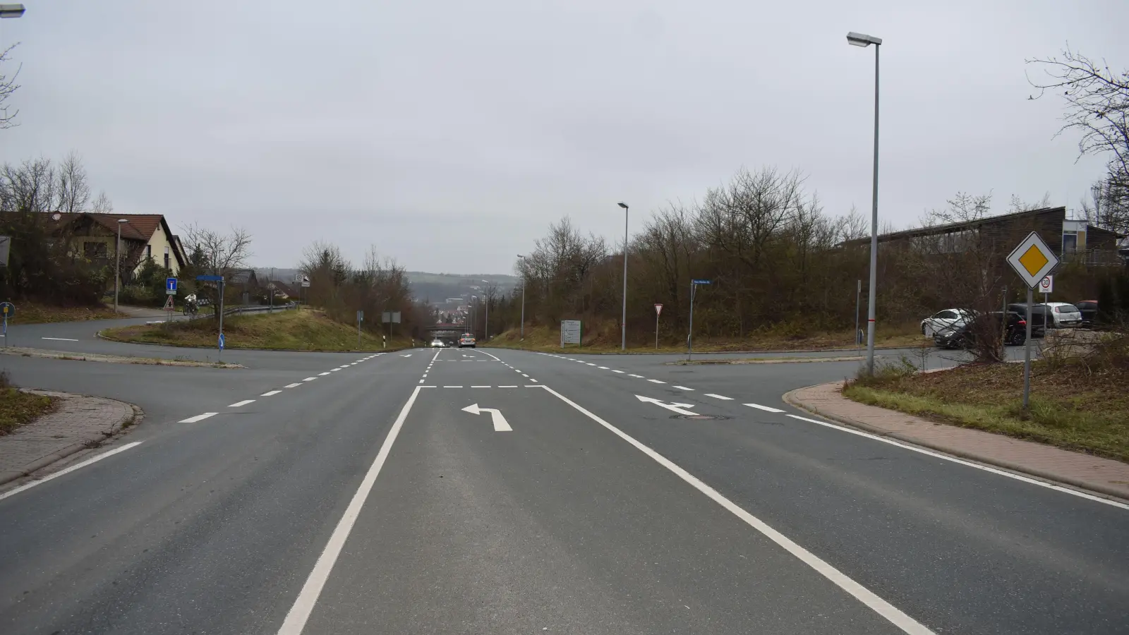 Heute noch eine Kreuzung – irgendwann ein Kreisverkehr? Wenn man aus der Adolf-Scherzer-Straße (links) auf die Ansbacher Straße einbiegen will, kommt es laut Anwohnern zuweilen zu gefährlichen Situationen. (Foto: C.Frühwald)