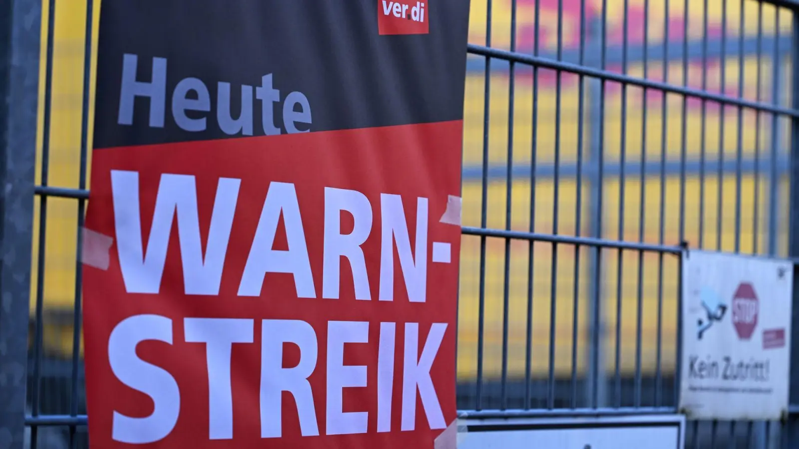 Ein Warnstreik-Plakat an einer DHL-Zustellbasis Ende Januar - an anderen Standorten des Bonner Logistikers wird nun erneut gestreikt. (Foto: Wolf von Dewitz/dpa)