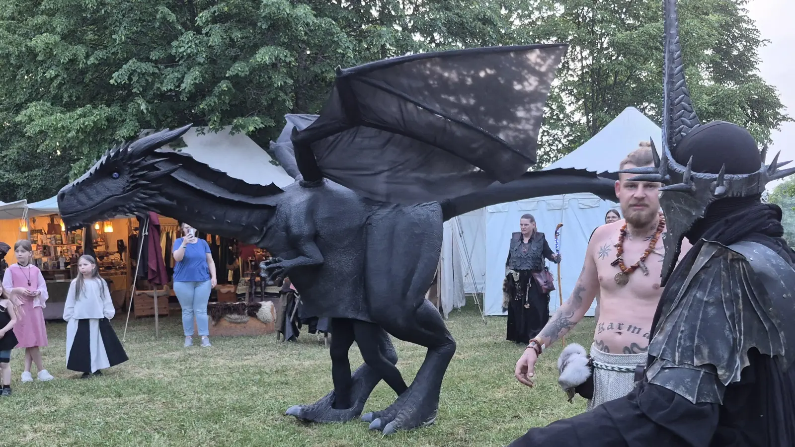 Spezielles Mittelalter-Maskottchen: Der Drache Nimra war während der Markttage ein ständiger Hingucker. (Foto: Margit Schwandt)