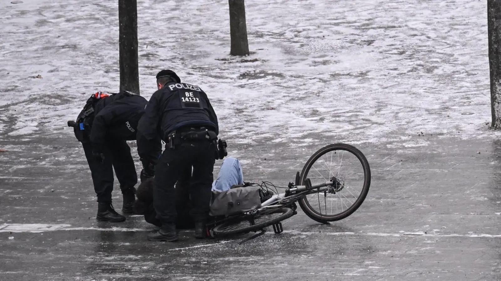In Berlin ist es seit Tagen glatt (Archivbild). (Foto: Britta Pedersen/dpa)