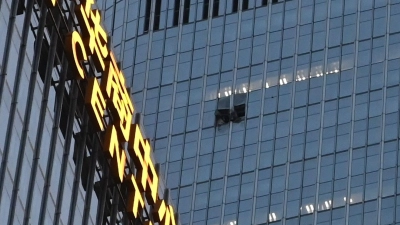 Das Loch an der Fassade des China Zun befand sich in den oberen Etagen.   (Foto: Johannes Neudecker/dpa)