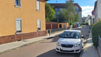 Nach vielen Monaten ist die Bauhofstraße in Ansbach wieder frei befahrbar. Die letzten Hinweise, dass hier zuletzt eine Baustelle gewesen ist, sollen im Laufe dieser Woche verschwinden. (Foto: Florian Schwab)