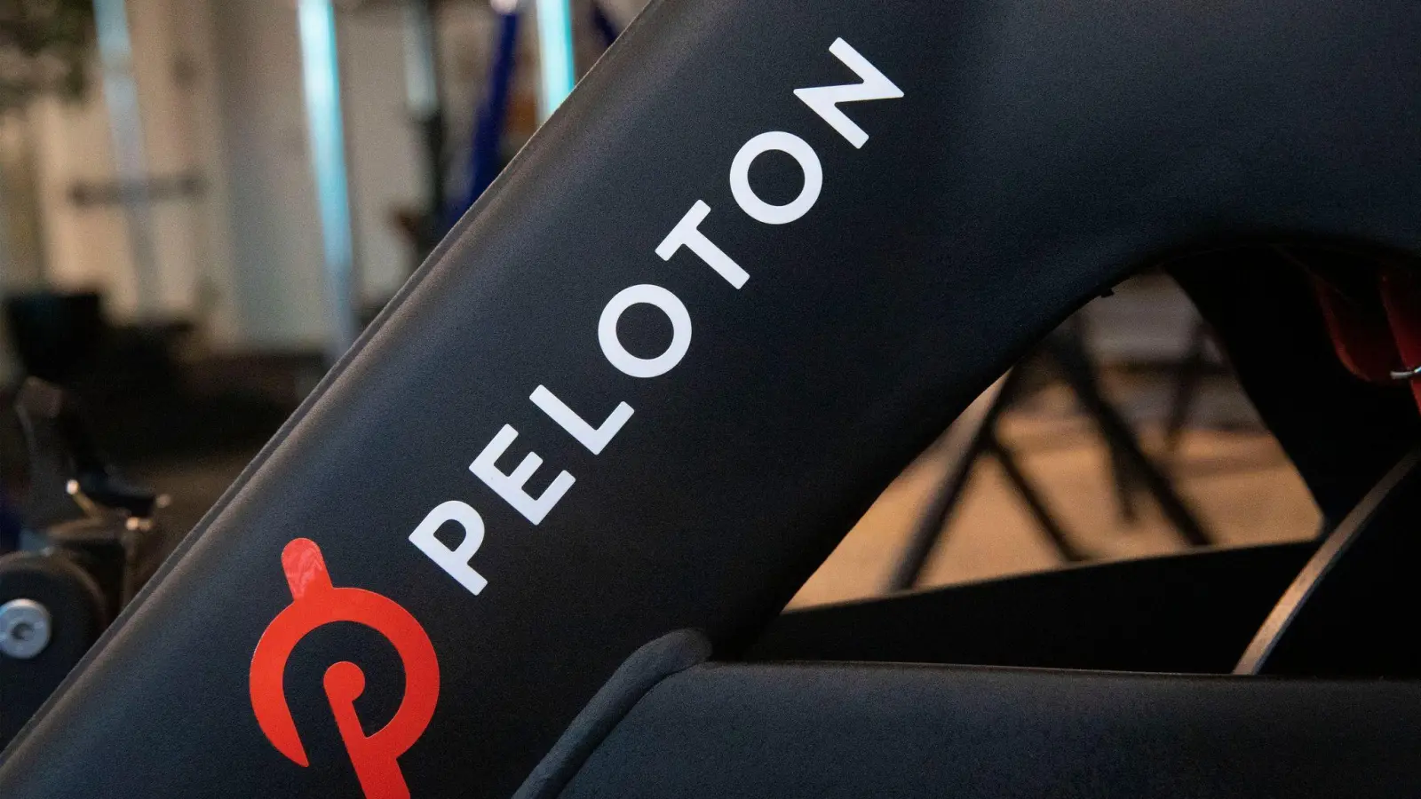 Bloß keine frische Luft: Peloton verkauft Fahrrad-Heimtrainer. (Foto: Mark Lennihan/AP/dpa)