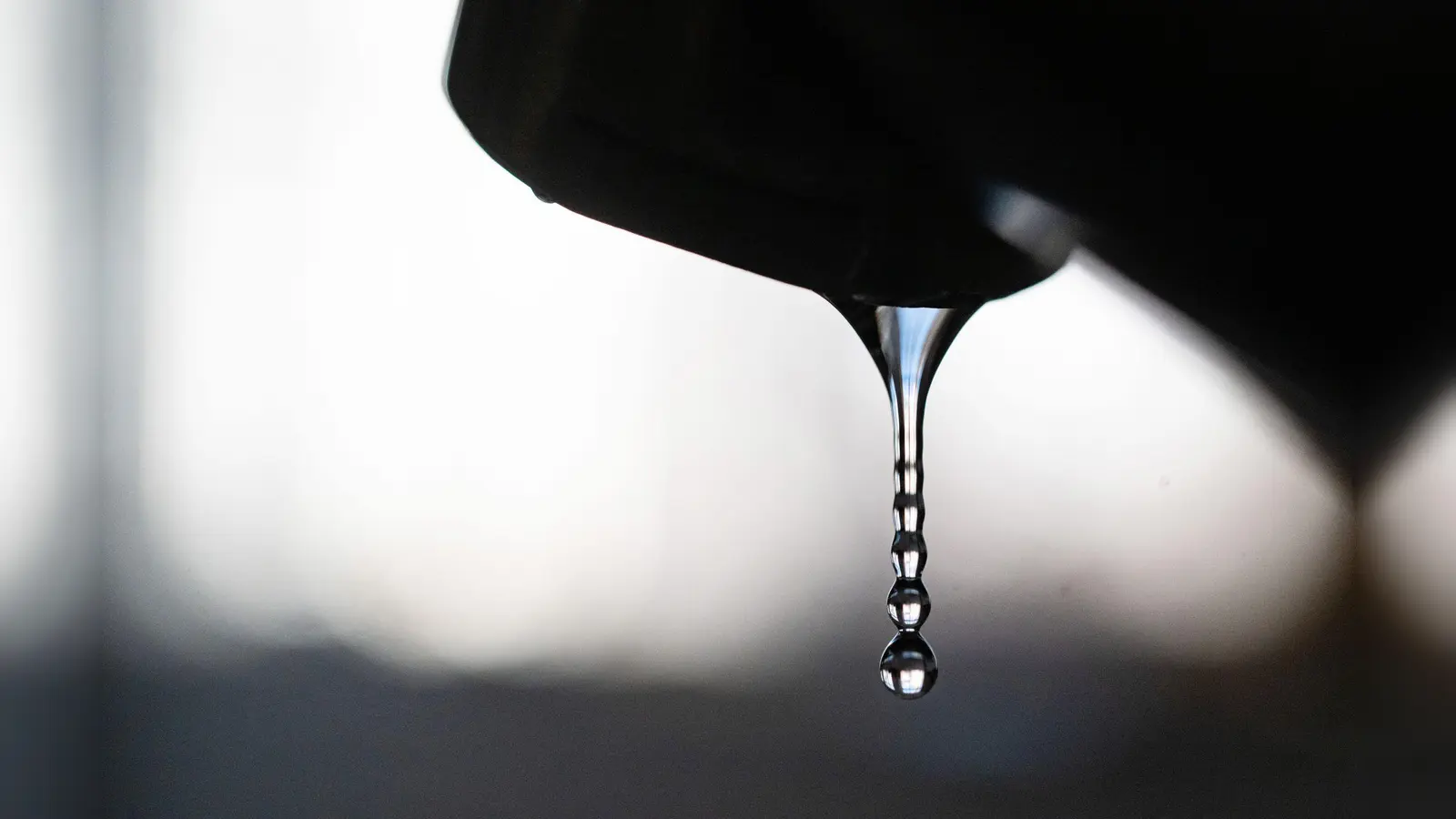 Fortan sollen Bürgerinnen und Bürger in sechs Stadtteilen in Lohr am Main sparsam mit Trinkwasser umgehen. (Symbolbild) (Foto: Marijan Murat/dpa)