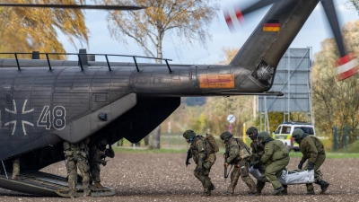 Bei einer Bundeswehr-Übung bringen Soldaten einen von einem Soldaten gespielten Verletzten zu einem Hubschrauber. (Foto: Armin Weigel/dpa)