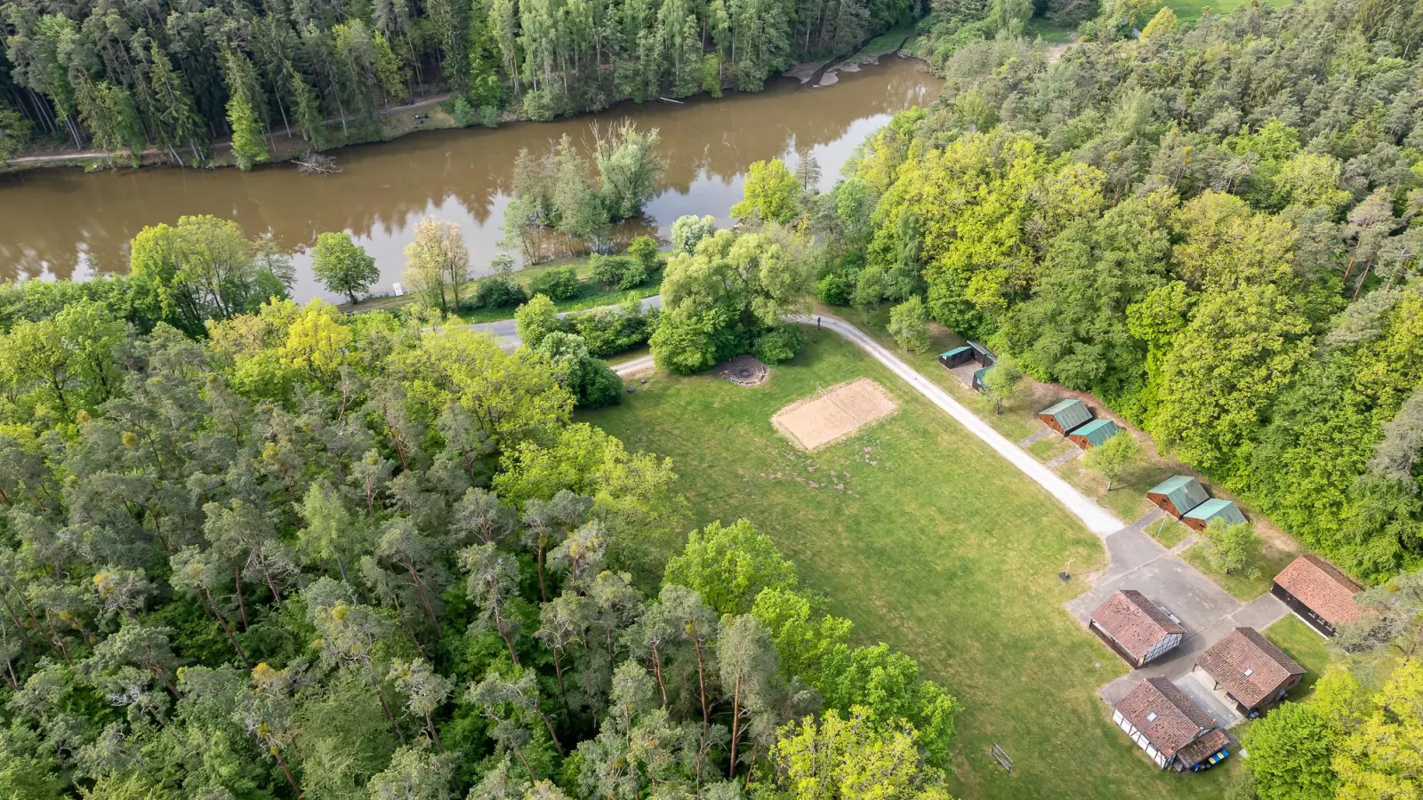 Die Gebäude des Schornweisacher Jugendzeltplatzes (rechts unten) sind in die Jahre gekommen und sollen ertüchtigt werden. In diesem Zuge gibt es auch neue Hoffnung für den Weisachsee. (Foto: Mirko Fryska)