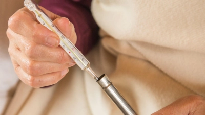 In einigen Haushalt sind sie noch zu finden: Fieberthermometer mit Quecksilber. (Foto: Christin Klose/dpa-tmn)