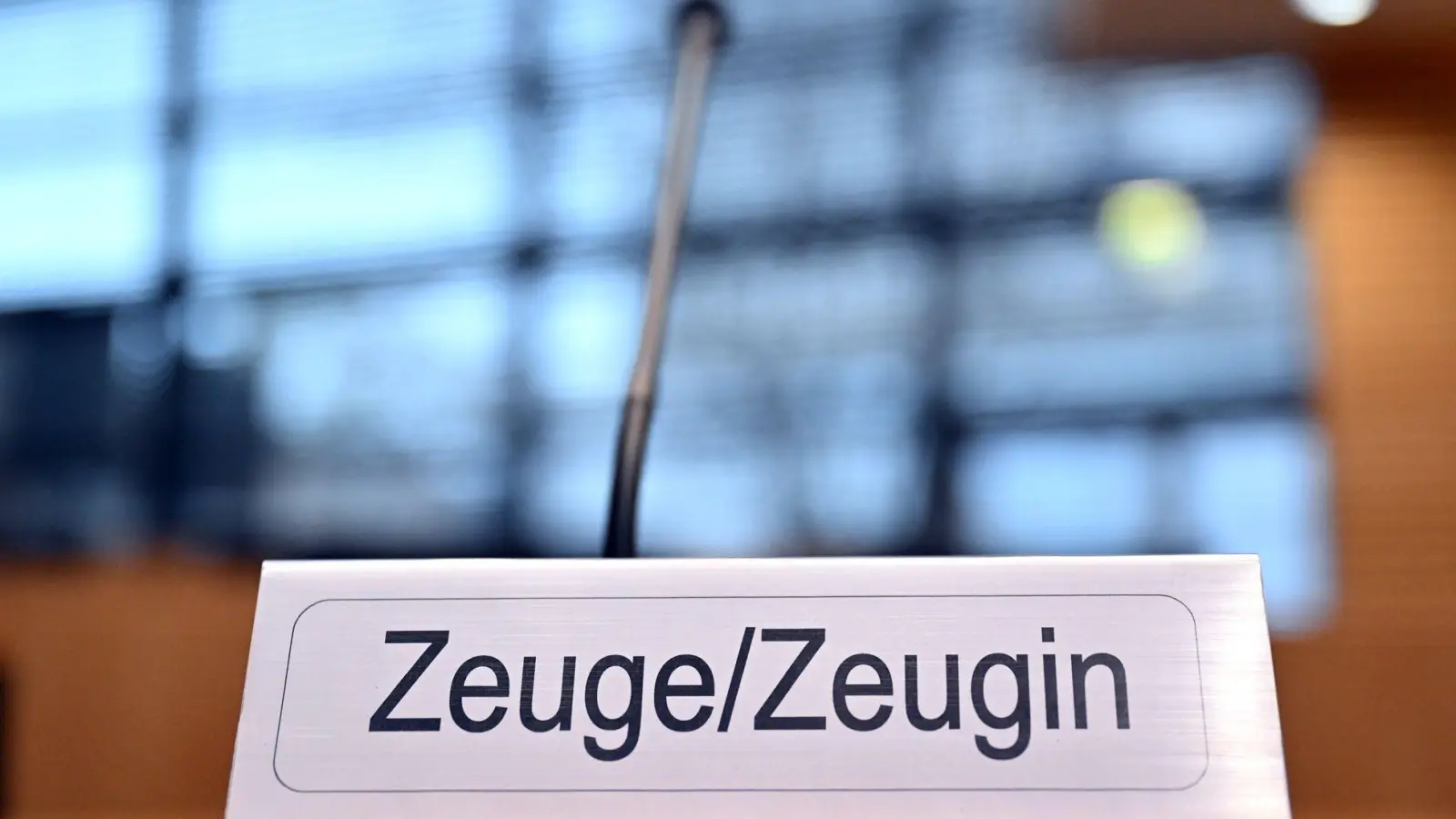 Oberlandesgerichts Karlsruhe: Jugendliche ab 15 Jahren dürfen eigenständig über ihr Aussageverhalten vor Gericht entscheiden. (Foto: Martin Schutt/dpa)