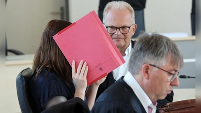 Die wegen Mordes an dem achtjährigen Fabian angeklagte Frau schweigt bislang zu den Vorwürfen. (Foto: Bernd Wüstneck/dpa)