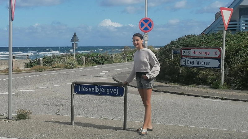 Im Ort Rageleje im Norden der dänischen Insel Seeland ist der Verfasser des Artikels, Friedrich Zinnecker, auf eine Straße mit dem Namen „Hesselbjergvej“ gestoßen. Seine Enkelin Paulina Schwarz posierte für ein Bild neben dem Straßenschild. (Foto: Friedrich Zinnecker)