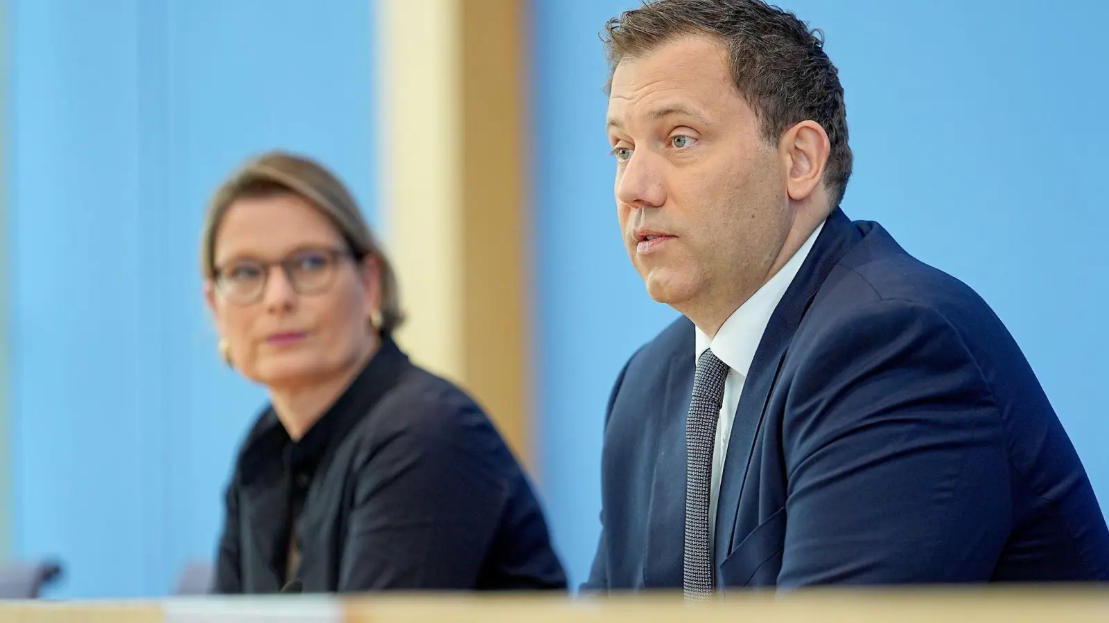 Vorstellung eines Aktionsplans zur Bekämpfung von Steuer- und Finanzkriminalität: unter anderem härtere Strafen, Registrierkassen-Pflicht und bessere Koordination von Ermittlungen (Foto: Michael Kappeler/dpa)