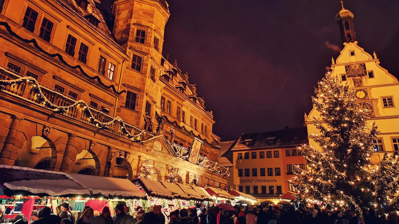 Einen Auftakt mit Neuschnee erlebte am Freitagabend der Rothenburger Reiterlesmarkt. An den 55 Buden zwischen Rathaus und Jakobskirche herrschte reger Betrieb. (Foto: Jürgen Binder)