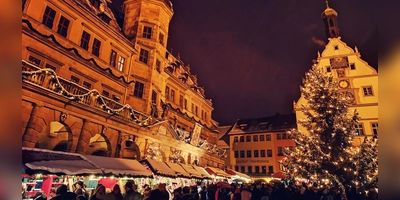 Der Weihnachtsmarkt in Rothenburg ist unter anderem wegen seiner mittelalterlichen Kulisse einer der beliebtesten Adventsmärkte in Deutschland. (Archivbild: Jürgen Binder)