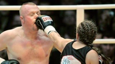 Die ehemalige Boxweltmeisterin Regina Halmich und Fernsehmoderator Stefan Raab beim Kampf im Jahr 2007. (Foto: Rolf Vennenbernd/dpa)