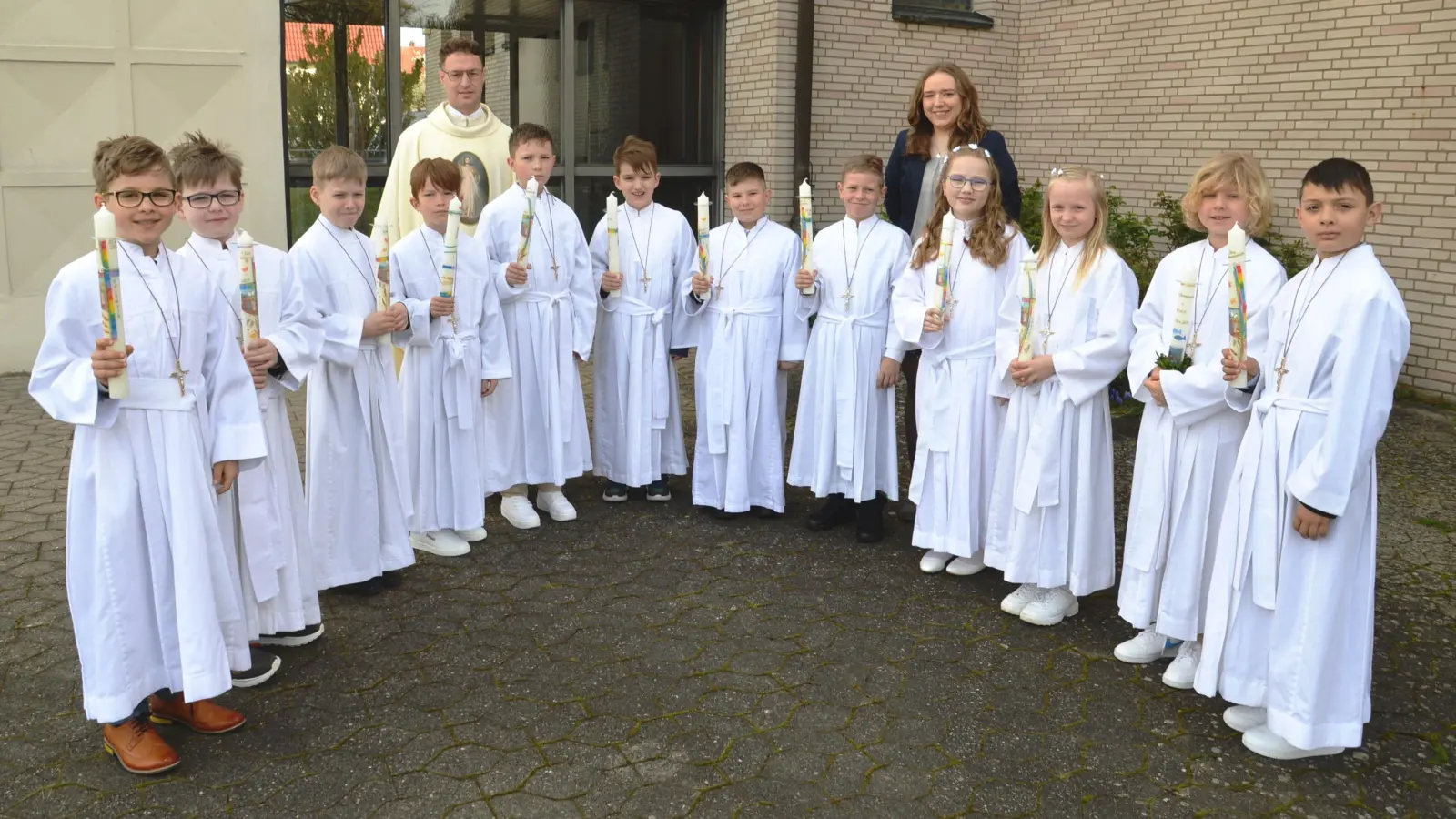 Die Erstkommunionkinder der Pfarrei Heilig Geist Wassertrüdingen mit Stadtpfarrer Ulrich Schmidt (hinten links) und Gemeindereferentin Vanessa Benzinger (hinten rechts). (Foto: Peter Tippl)