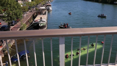 Bei dem Unfall nahe Paris ist ein Bus komplett in der Seine versunken. (Foto: Thomas Samson/AFP/dpa)