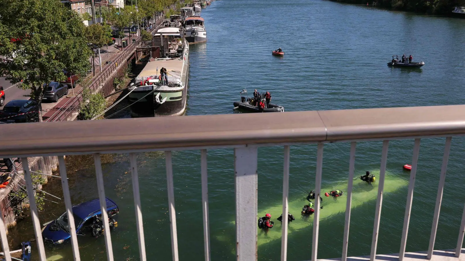 Bei dem Unfall nahe Paris ist ein Bus komplett in der Seine versunken. (Foto: Thomas Samson/AFP/dpa)