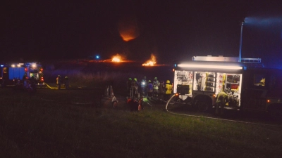 Vor allem die Flammen der brennenden Strohballen loderten immer wieder auf. (Foto: Johannes Zimmermann)