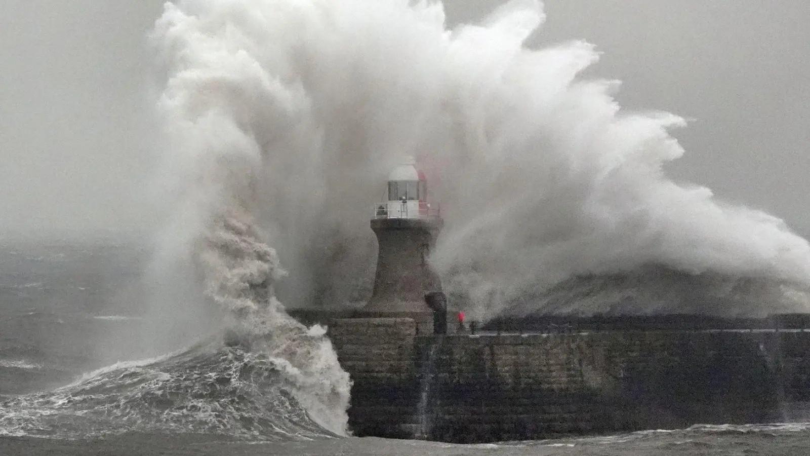 Wellen schlagen gegen den Leuchtturm von South Shields an der Nordostküste.  (Foto: Owen Humphreys/PA Wire/dpa)
