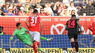 Eins von drei Gegentoren für Bayer-Keeper Mark Flekken (l).  (Foto: Torsten Silz/dpa)