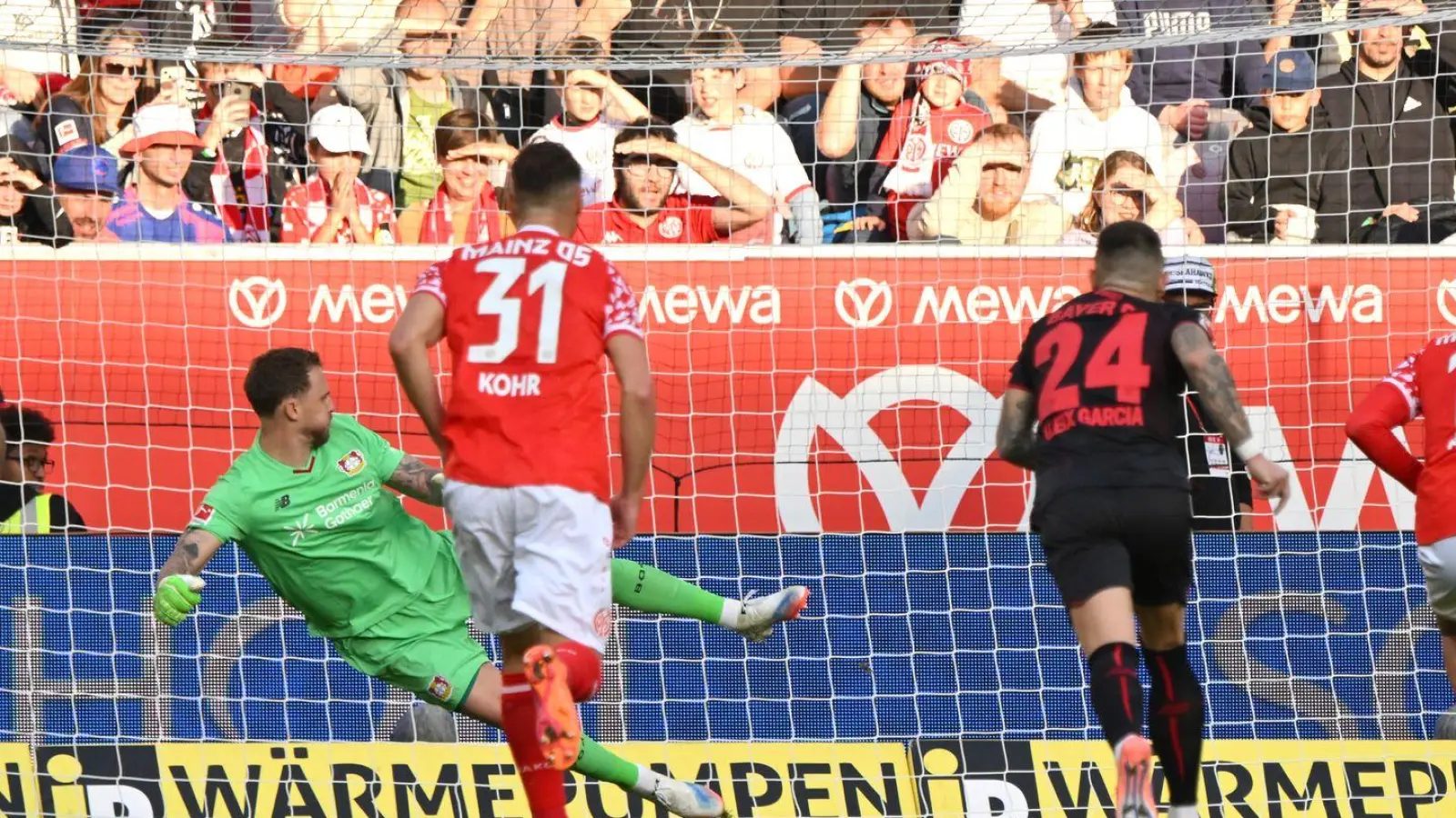 Eins von drei Gegentoren für Bayer-Keeper Mark Flekken (l).  (Foto: Torsten Silz/dpa)