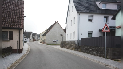 Für die Gardestraße wünscht sich der Gemeinderat an der Einmündung zur Straße in Richtung Schule eine Geschwindigkeitsbegrenzung auf 30 Stundenkilometer.  (Foto: Peter Tippl)