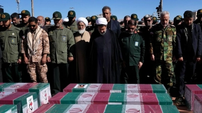 Trauernde beten bei einer Trauerzeremonie für die Anschlagsopfer im Iran. (Foto: Vahid Salemi/AP/dpa)