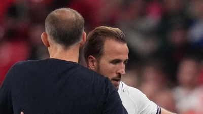 Von seinem Trainer Thomas Tuchel (l) bekam Harry Kane nach seinem Rekordspiel Lob.  (Foto: Kirsty Wigglesworth/AP/dpa)