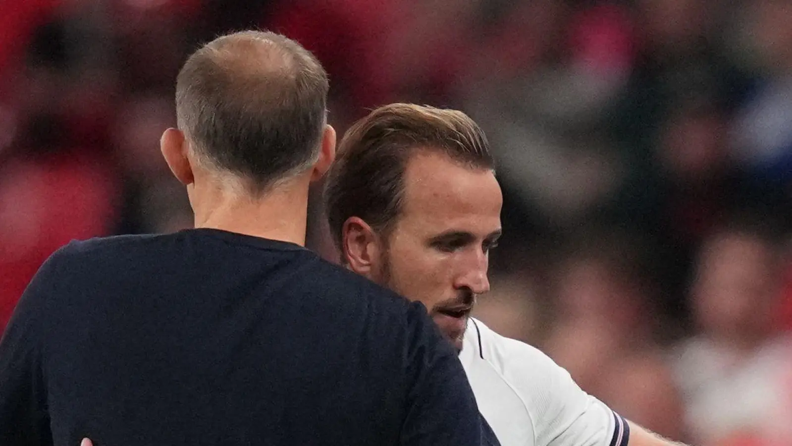 Von seinem Trainer Thomas Tuchel (l) bekam Harry Kane nach seinem Rekordspiel Lob.  (Foto: Kirsty Wigglesworth/AP/dpa)