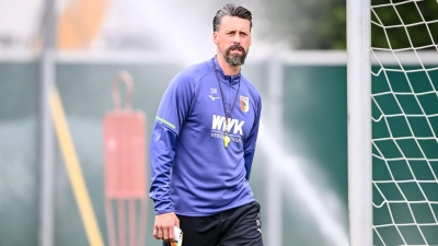 Sandro Wagner leitet sein erstes Training beim FC Augsburg. (Foto: Harry Langer/dpa)