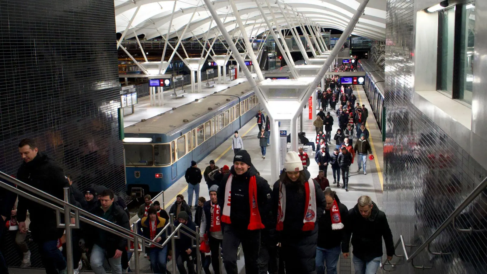 Die U-Bahn soll Fußballfans am Mittwochabend mit einem Notfahrplan zur Allianz Arena bringen. (Archivbild) (Foto: Michael Faulhaber/dpa)