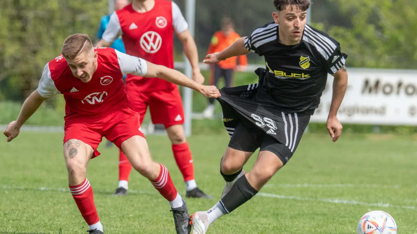 Nicht die Beine, die Hosen lang gezogen wurden im Kreisklassenspiel zwischen der SG Flachslanden/Rügland (rechts Nico Rausch) und dem TSV Rothenburg (links Marcel Liebert). (Foto: Markus Zahn)