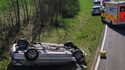Das Auto blieb auf dem Dach liegen, aber der Fahrer konnte sich ohne Hilfe befreien. (Foto: Feuerwehr Sugenheim)