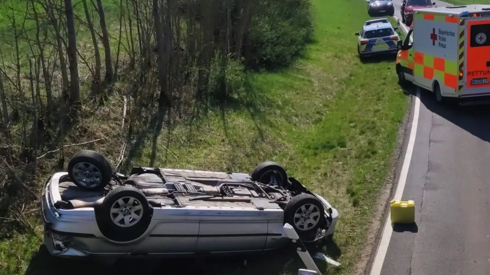 Das Auto blieb auf dem Dach liegen, aber der Fahrer konnte sich ohne Hilfe befreien. (Foto: Feuerwehr Sugenheim)