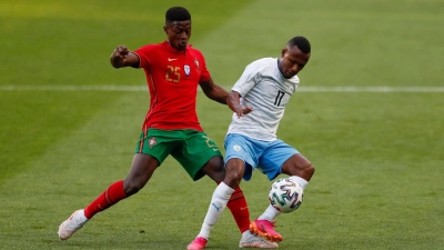 Der israelische Nationalspieler Gadi Kinda (r), hier im Zweikampf mit Portugals Nuno Mendes, ist gestorben. (Foto: Armando Franca/AP/dpa)