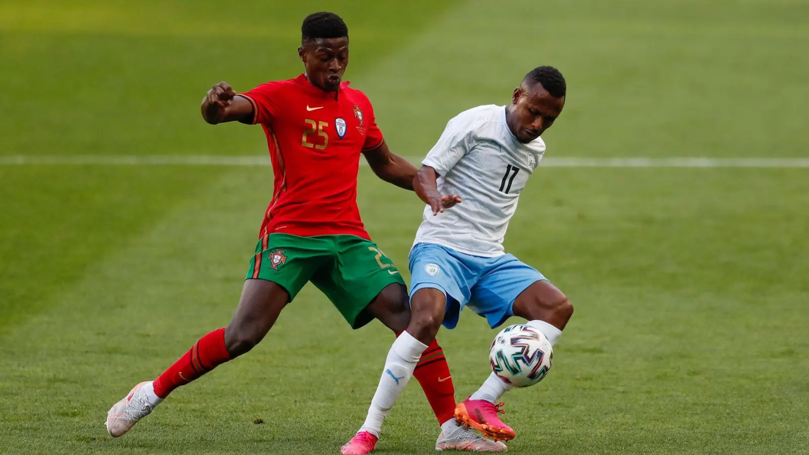 Der israelische Nationalspieler Gadi Kinda (r), hier im Zweikampf mit Portugals Nuno Mendes, ist gestorben. (Foto: Armando Franca/AP/dpa)