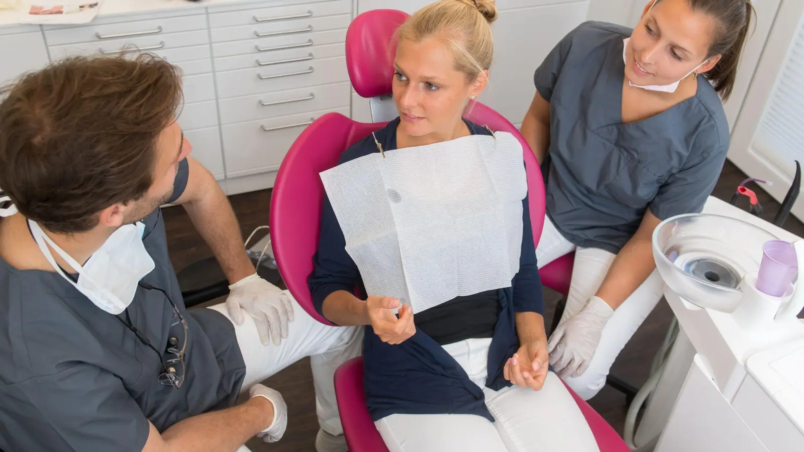 Die Amalgam-Füllung als Kassenleistung oder lieber die Kunststoff-Lösung, die knapp 100 Euro kostet? Bevor sich Patientinnen und Patienten entscheiden können, müssen sie die möglichen Optionen kennen. (Foto: Benjamin Nolte/dpa-tmn)