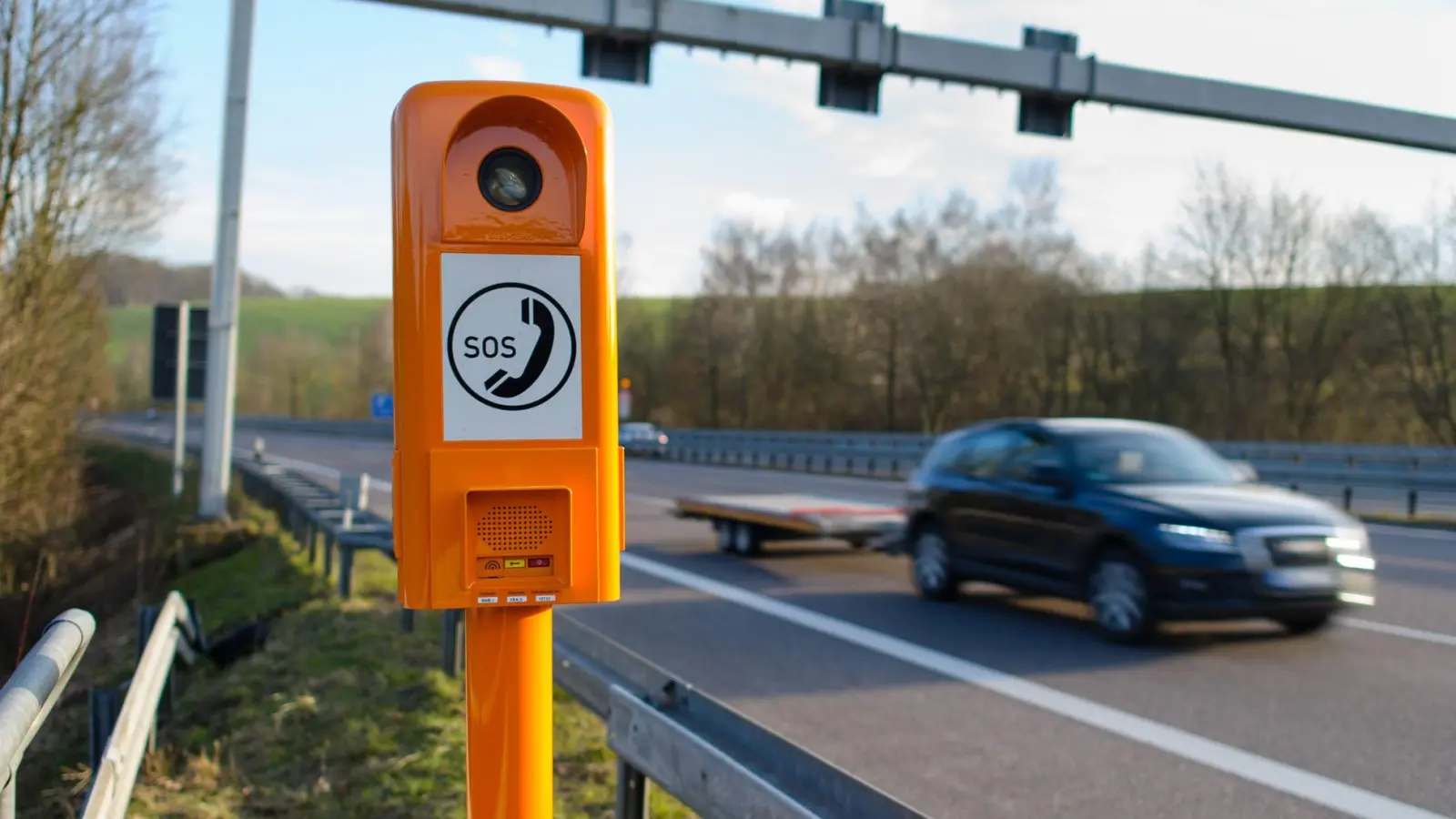Notrufsäulen an Autobahnen werden immer seltener genutzt. (Archivbild) (Foto: Oliver Dietze/Oliver Dietze/dpa/dpa)