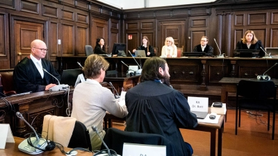 Der Prozess um die Angeklagte Block (M.l.) soll am Mittwoch in Hamburg fortgesetzt werden. (Archivbild)  (Foto: Daniel Bockwoldt/dpa Pool/dpa)