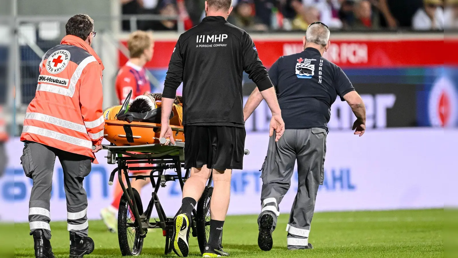 Kevin Müller wurde auf einer Trage abtransportiert. (Foto: Harry Langer/dpa)