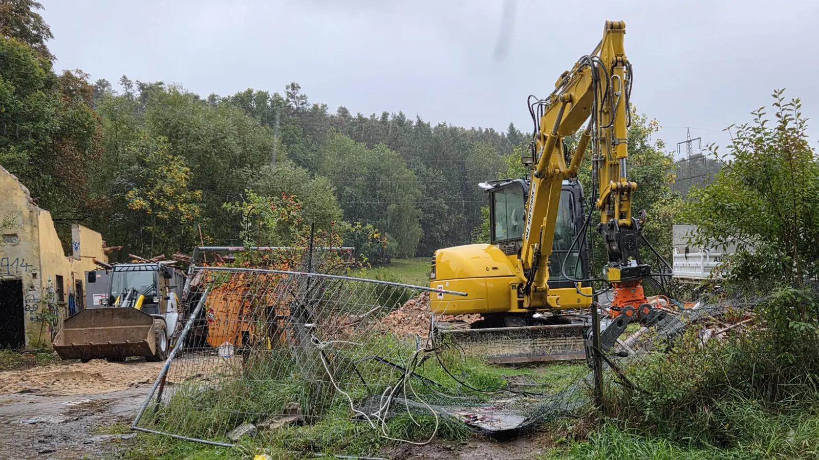Am Montag wühlten sich Bagger durch das Gelände – von der Schanze soll nach den Abrissarbeiten nichts mehr übrig bleiben. (Foto: Rainer Weiskirchen)