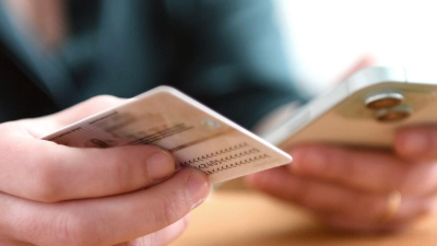 Online-Ausweis deaktiviert oder PIN vergessen? Ein kostenloser Rücksetzbrief lässt sich jetzt online bestellen. (Foto: Zacharie Scheurer/dpa-tmn)