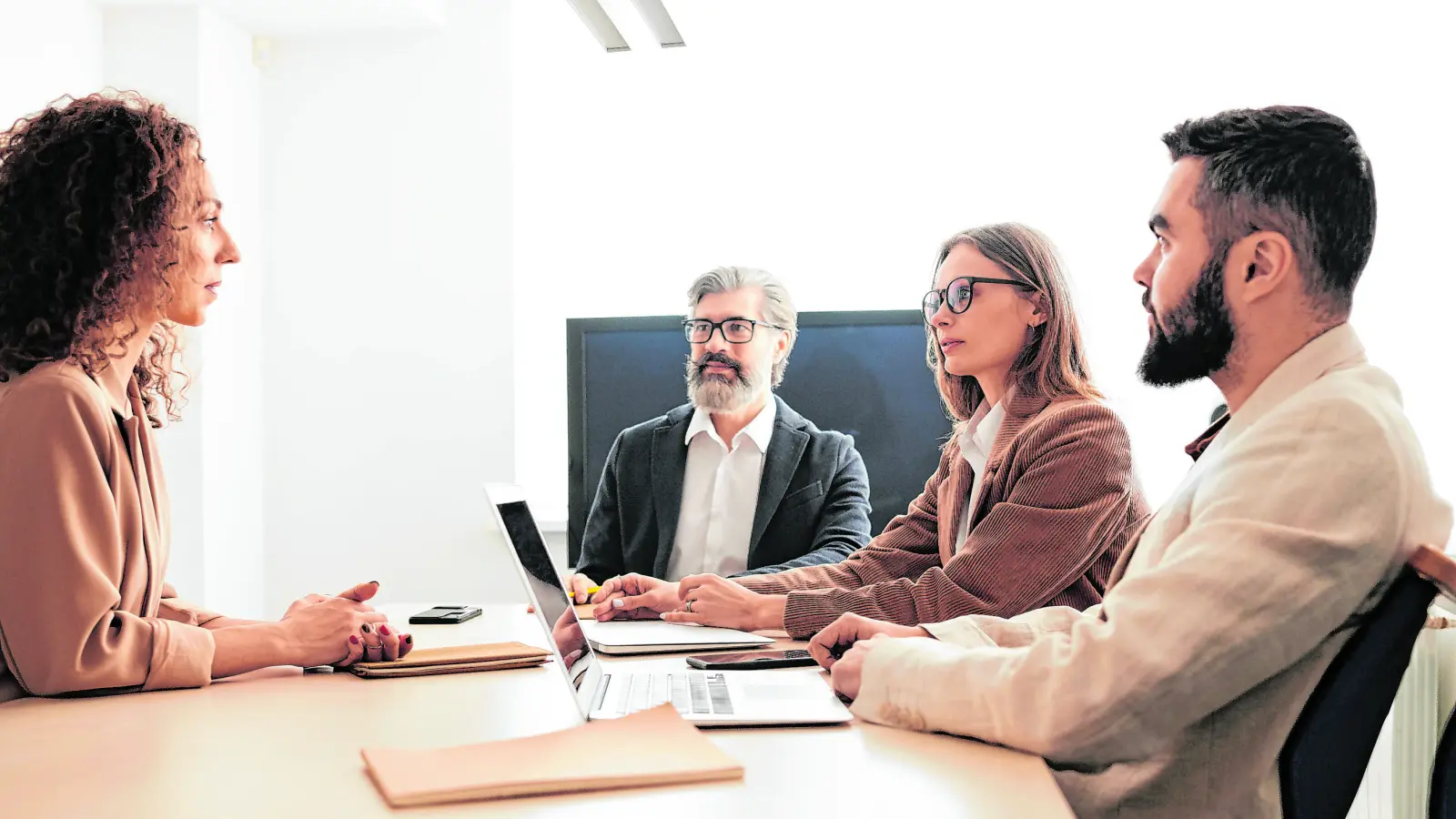 Gerade Berufseinsteiger sind vor dem ersten Vorstellungsgespräch oftmals sehr nervös. Eine umfassende Vorbereitung kann zur Selbstsicherheit beitragen und hinterlässt gleichzeitig einen guten ersten Eindruck beim Arbeitgeber. (Foto: Pexels)