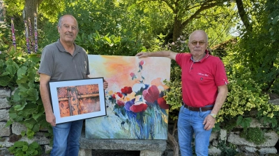 Der Fotograf Ulrich Forkel (links) und der Maler Ekkehardt Hofmann bereiten ihre gemeinsame Ausstellung vor. Sie ist ab Freitagabend im Ansbacher Hofgarten zu sehen. (Foto: Lara Hausleitner)