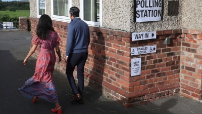 Sunak und seine Ehefrau wählten am Morgen in seinem nordenglischen Wahlkreis. (Foto: Scott Heppell/AP)