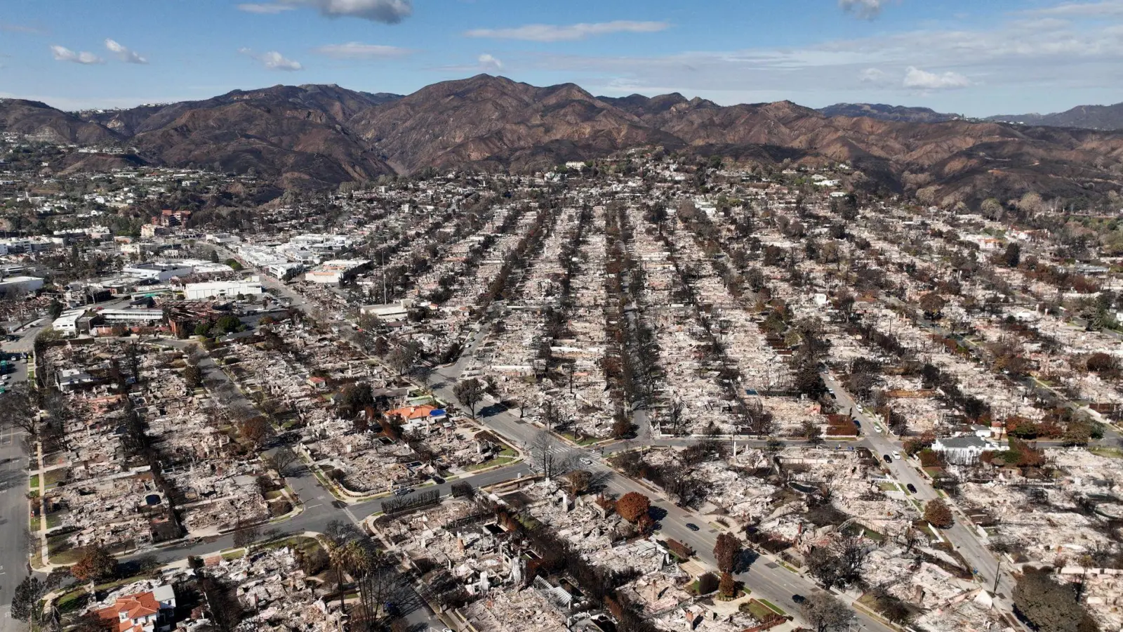 Im vorigen Januar hatten verheerende Brände ganze Viertel von Los Angeles verwüstet. (Archivbild) (Foto: Jae C. Hong/AP/dpa)