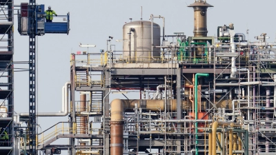 Chemieanlagen bei BASF: Der Konzern konnte zuletzt Preiserhöhungen durchsetzen  (Foto: Uwe Anspach/dpa)
